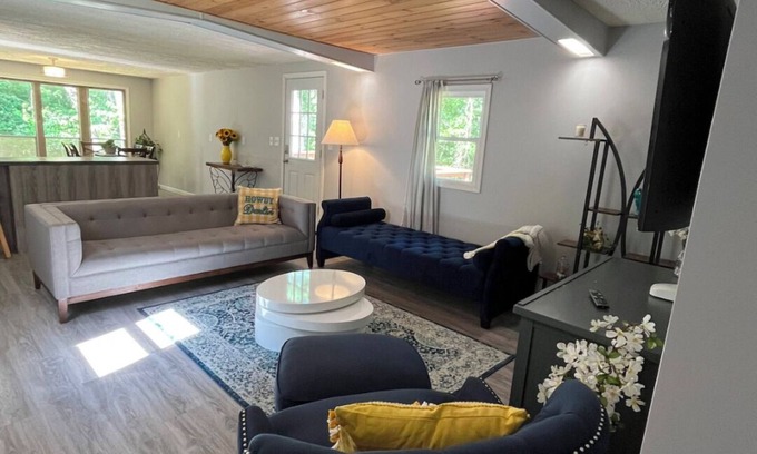 White Mills Cottage | Cozy Modern Cabin in the Woods