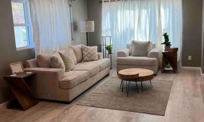 Cedar Rapids House | Cozy Modern Home with two stall Garage Wi-Fi