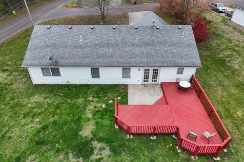 Columbia House | Cozy Retreat 3bdrm 2bath house with deck