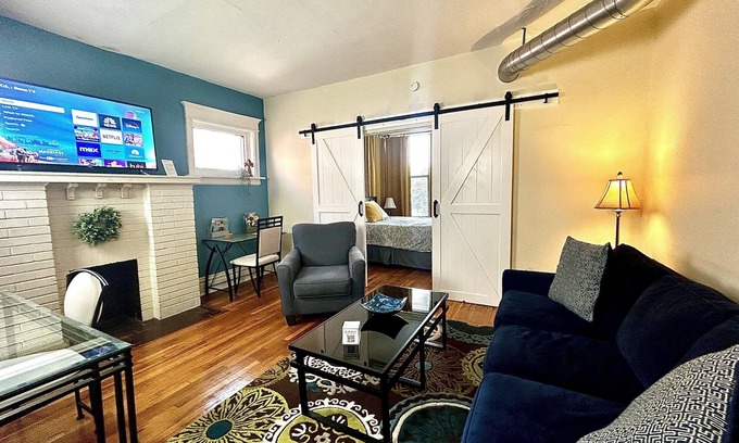 DeBaliviere Place Condo | Cozy Suite with King + Queen beds- Steps to MetroLink + Off-Street Parking