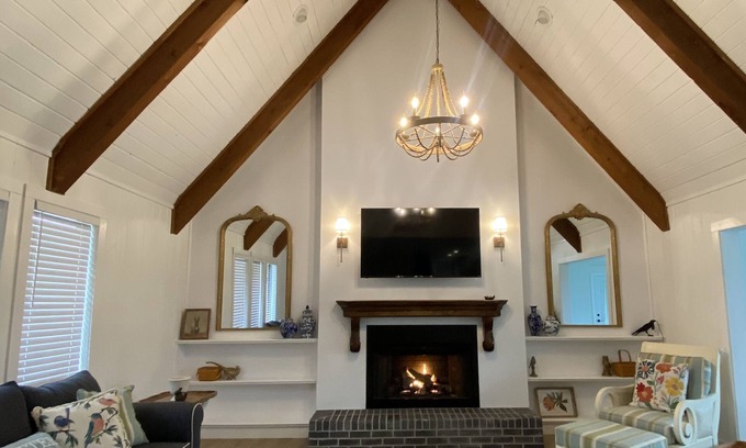Tavares House | Cozy Tavares home in with heated pool on the canal