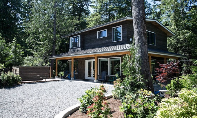 Tofino House | Cozy Tofino Guest House, Walking Distance to the Beach