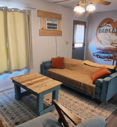 Pinnacles Entrance Badlands House | Cozy town house in Wall!