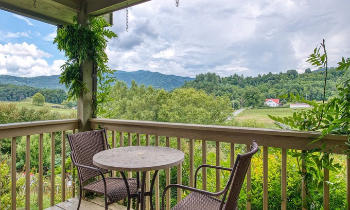 Waynesville Cottage | Cozy Up at Getaway At Arabian Point - Waynesville, Canton