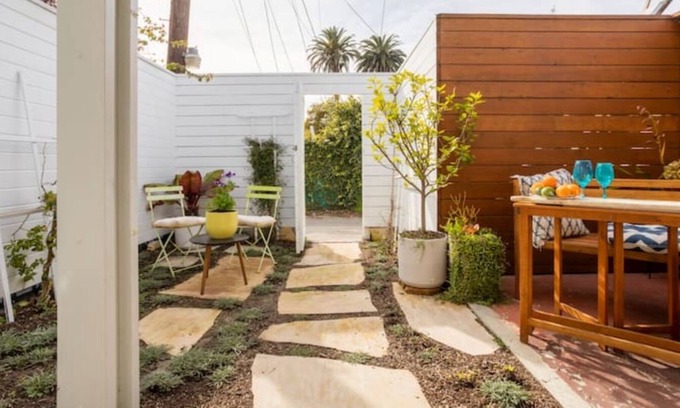 Venice Cottage | Cozy Venice Guest House ~ 1 bed 1 bath Very Private Courtyard & Entry