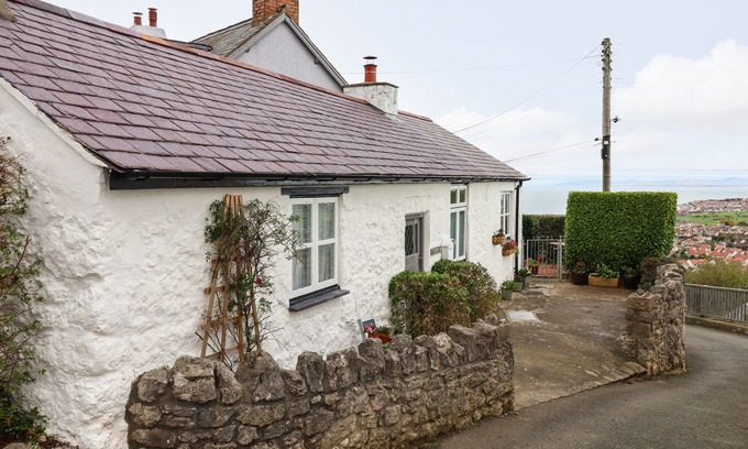 Penrhyn Bay Cottage | CRAIGLWYD BACH, pet friendly, country holiday cottage in Llandudno