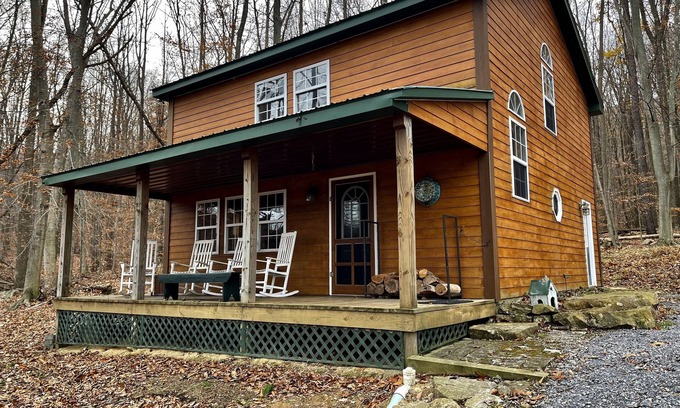 Loysburg Cabin | Creekside Cabin Vacation Rental