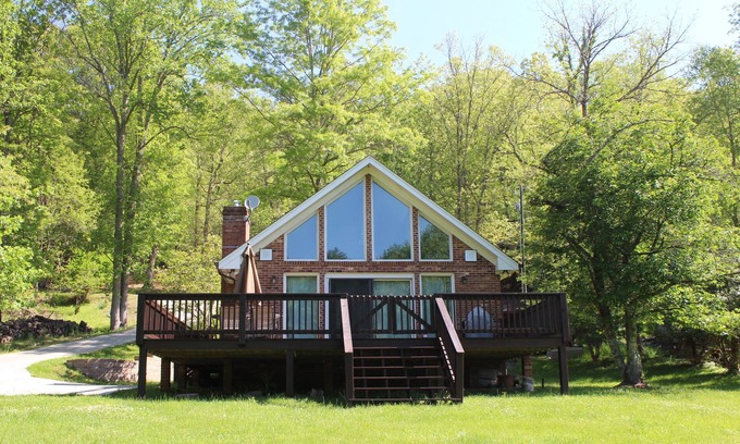 Grassy Creek Cottage | Crispy Nights, Warm Fire Pit - Your Fall Riverside Escape Awaits