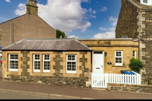 Peebles House | Crossways Cottage Quirky 2 bedroom cottage in Damdale, Central Peebles