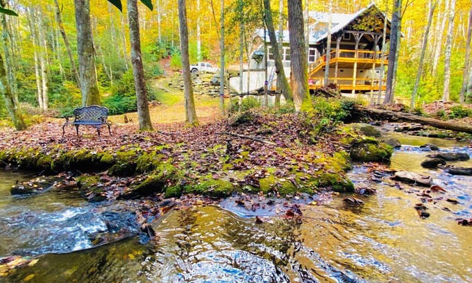 Sapphire Cabin | CRYSTAL CREEK ARCADE HOUSE! Big Creek + Arcade Room + Decks + Resort Amenities!