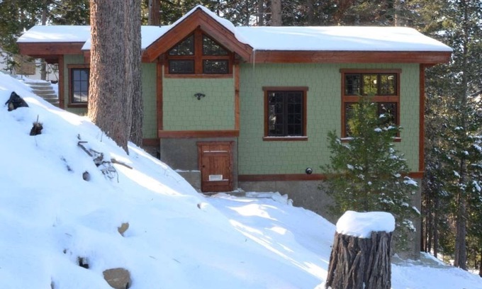 Yosemite West Cottage | Custom Cottage, Fireplace, Views, A/C, Private Deck, Central to Yosemite Park