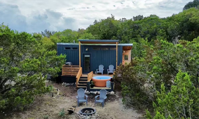 Valley Mills Cabin | Cute clean cabin with views, hot tub, deck, grill - near Waco, TX