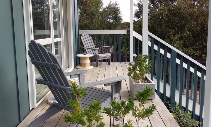 Oneroa Ski Chalet | Cute & modern chalet, 500m to sandy beaches, close to vineyards with seaview