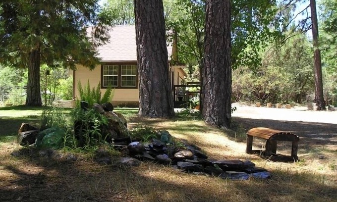 Mariposa Cottage | D&E Digs/Relax in the Woods Under Starlit Skies.