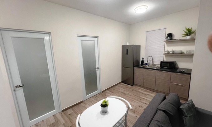Pugnado Afuera Apartment | D'lujo Apt. #2 con A/C, Wi-Fi & Parking