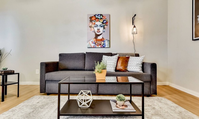 Old East Dallas Apartment | Dallas Boutique Flat + ARBORETUM TICKETS INCLUDED