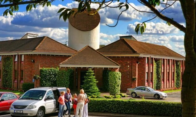 Lincoln Hotel | Damon's Hotel