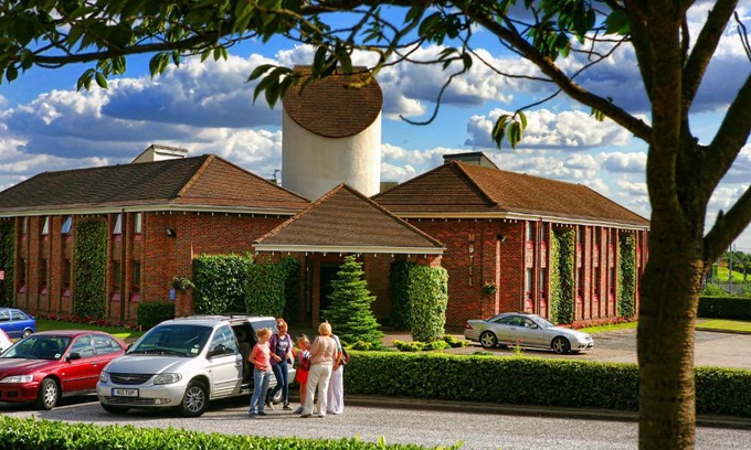Lincoln Hotel | Damon’s Hotel