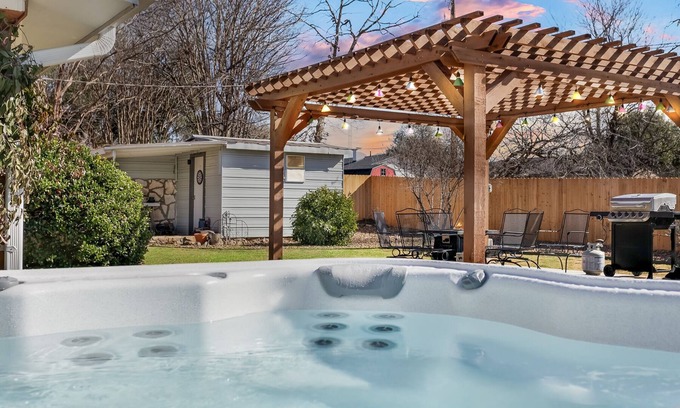 Fredericksburg Hotel | Das Crow Haus | 3/2 | Pet Friendly | Fire-pit + Grill + Hot Tub