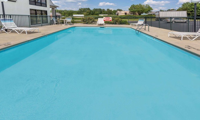 Sanford Hotel | Days Inn by Wyndham Sanford