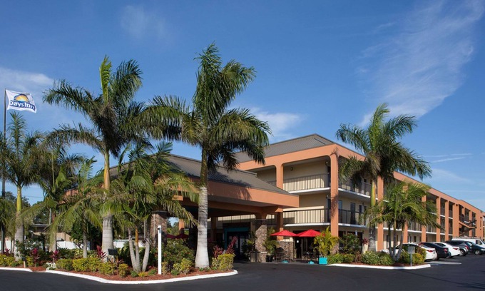 Indian Beach Sapphire Shores Hotel | Days Inn by Wyndham Sarasota Bay