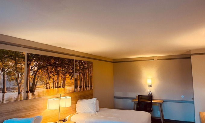 Sulphur Hotel | Days Inn by Wyndham Sulphur West