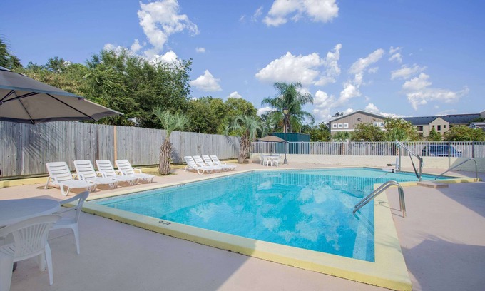 Griffin Heights Hotel | Days Inn by Wyndham Tallahassee University Center