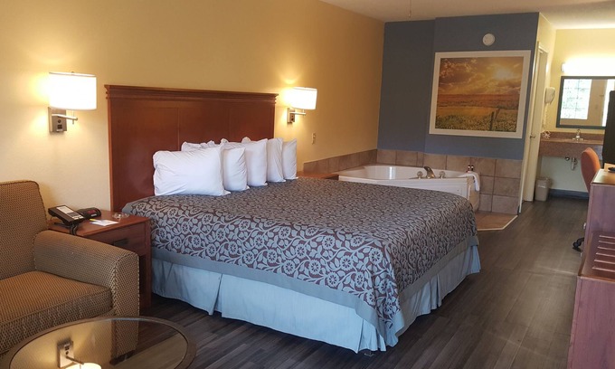 Trenton Hotel | Days Inn by Wyndham Trenton