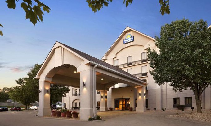 Cedar Rapids Hotel | Days Inn & Suites by Wyndham Cedar Rapids