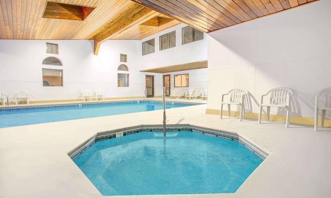 Gallup Hotel | Days Inn & Suites by Wyndham Red Rock-Gallup