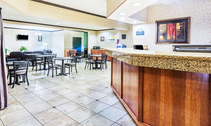 Vancouver Hotel | Days Inn & Suites by Wyndham Vancouver
