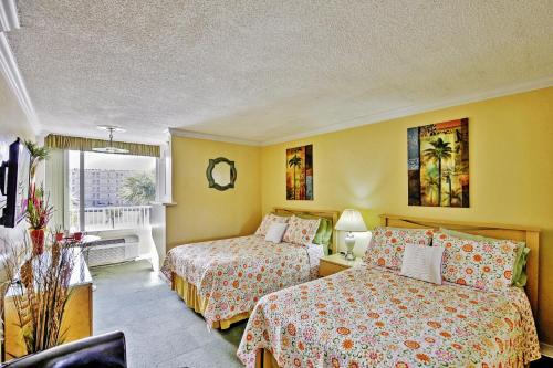 Lenox Park Apartment | Daytona Beach Studio with Private Lanai 1 Mi to Pier