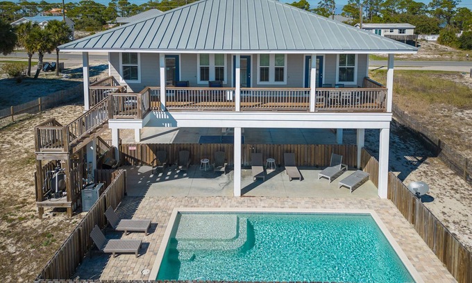 East End House | De La Sol: Charming SGI Home - Private Pool, Pet Friendly, Sleeps 10!
