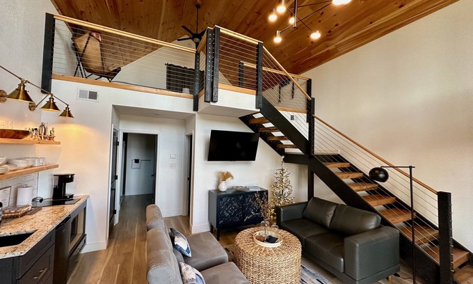 Gatlinburg - Pigeon Forge Cottage | Deals + Night Views of Pigeon Forge + Modern Cottage!