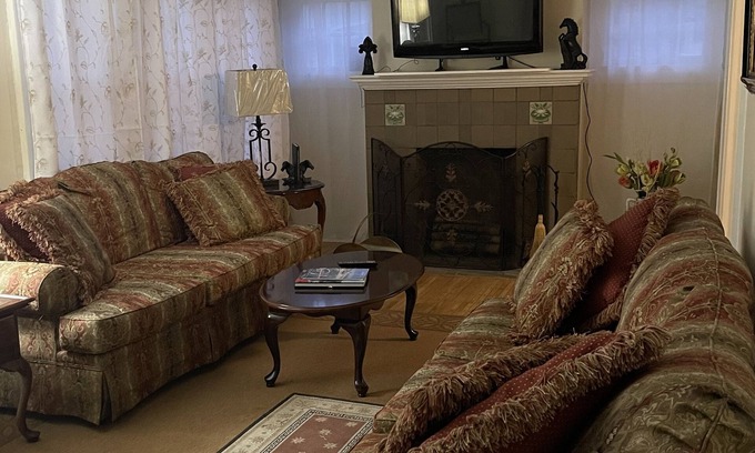 Algonquin House | Deborah’s Inn, is a Spacious clean-comfortable 4 bed 2 bath home. Welcome !