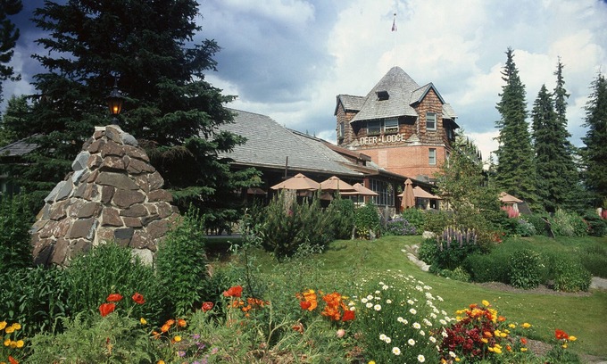 Lake Louise Hotel | Deer Lodge