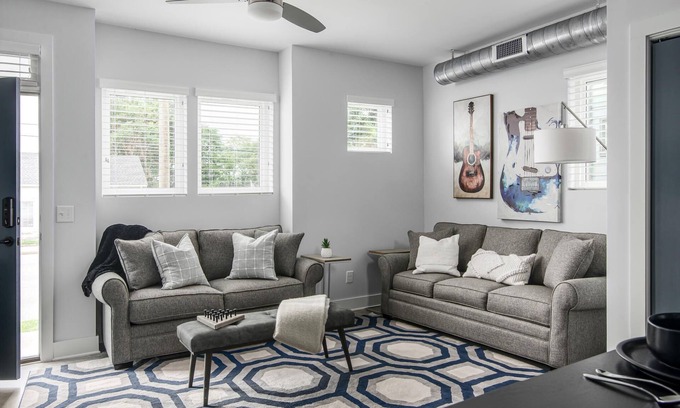 McFerrin Park House | Delightful Getaway! Free Parking, Mins To Broadway!