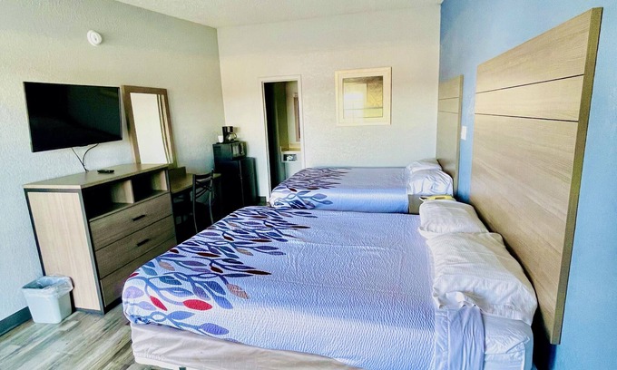 Cleburne Hotel | Delux Inn