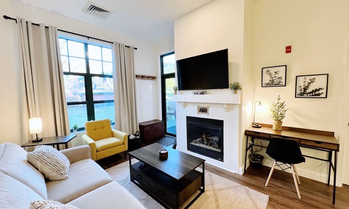 Vernon Condo | ⭐️ DELUXE 1 Bdr - Walkout Patio to Pool & Hot Tub ⛰ Mountain Creek Resort @ Appa