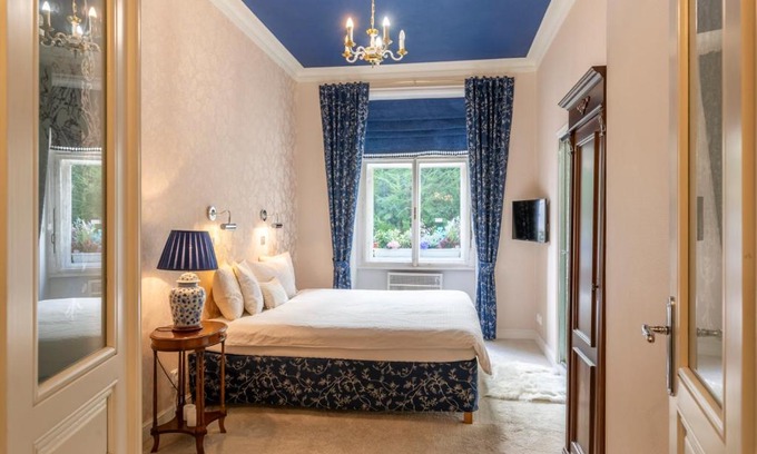 Mala Strana Apartment | Deluxe Apt in Old Town, Charles Bridge 3 min, Private garden, Breakfast