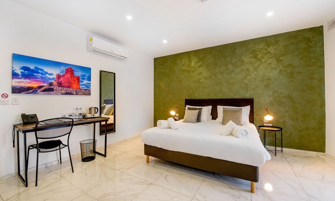 Marsaxlokk Bed & Breakfast | Deluxe Double Room with side sea view - South Wind Guesthouse