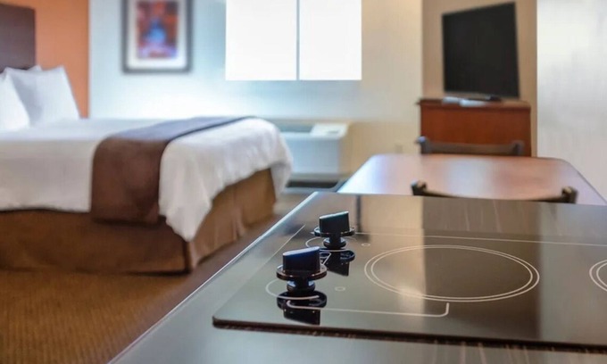 Bozeman Hotel | Deluxe Mountain View Room for Relaxation and Adventure | Kitchen | Free Parking
