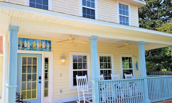 Crystal Beach House | DESTIN FL-AUGUST SPECIALS -Walk to beach/community pool & Pet Friendly.