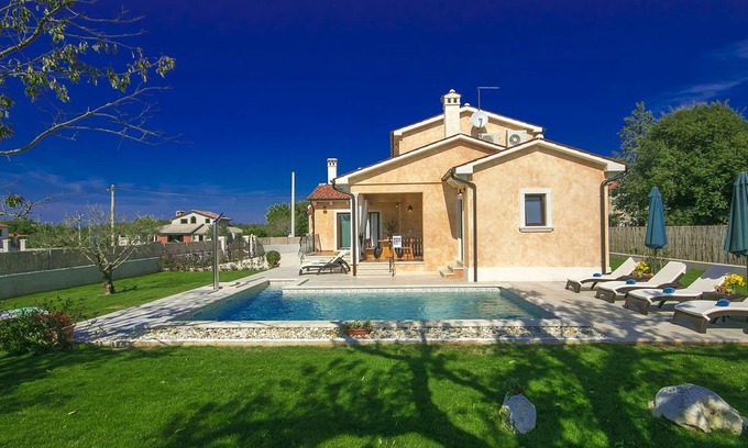 Flengi Villa | Detached villa with pool and outdoor kitchen, 6 km from the beach and Vrsar