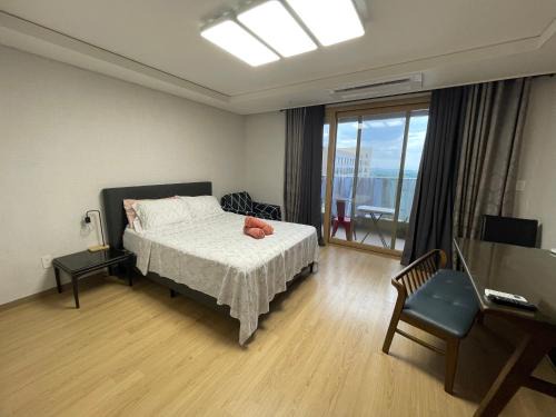 Clark Freeport Apartment | DHeights Monterrace Clark Studio with Kitchen Overlooking Balcony