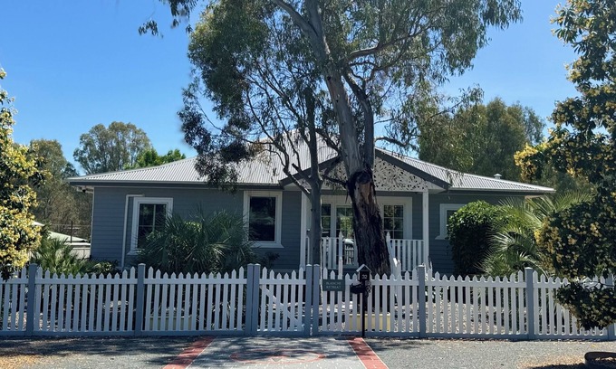 Wahgunyah House | Dine under the vines! A Queensland style oasis in the NE Victorian country