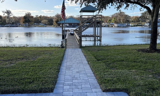 Astor House | Direct St John’s River getaway located in no wake zone with dockage