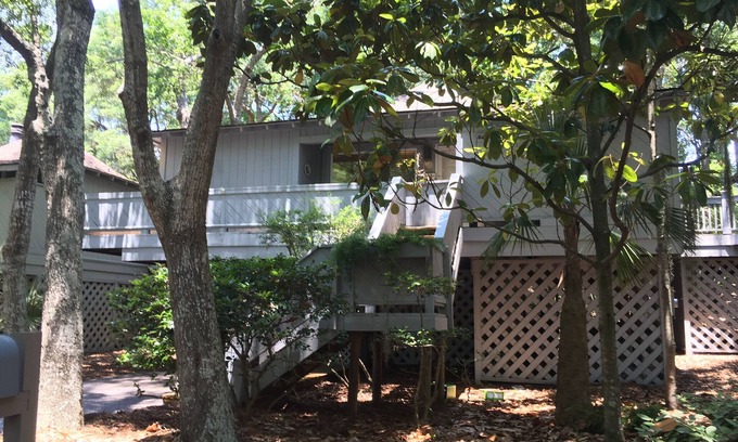 West Beach Cottage | DISCOUNTED for longer stays - Couple or Family; Pets; Pool! Enjoy A Beach Fall