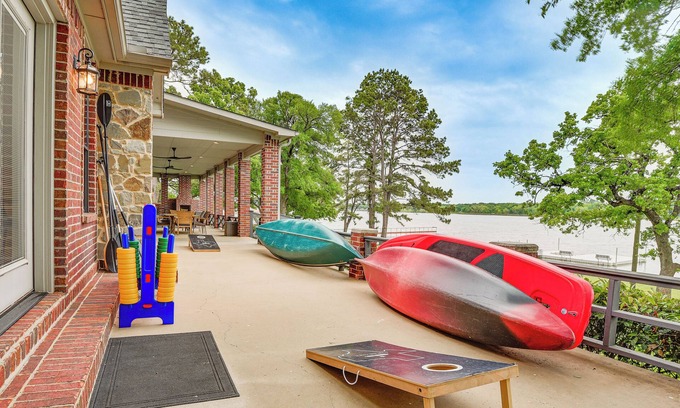 Alvarado House | Dock & Game Room: Alvarado Lake Getaway!
