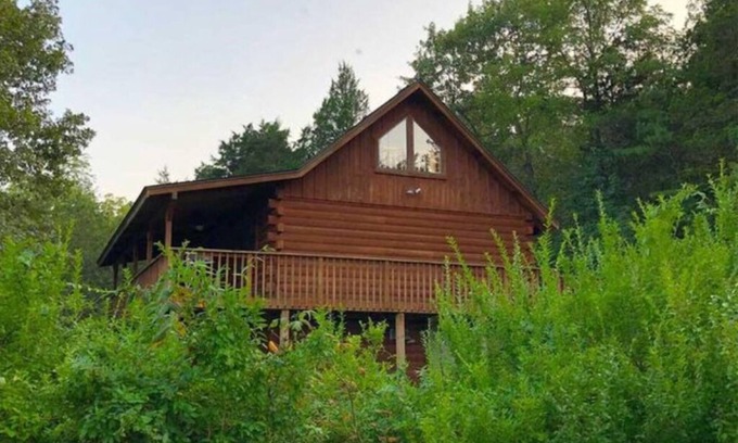 Eureka Springs Historic District Cabin | Dogwood Lodge- A beautiful three bedroom, two bath log cabin with Hot Tub! Hiking Trail & Cave on property!